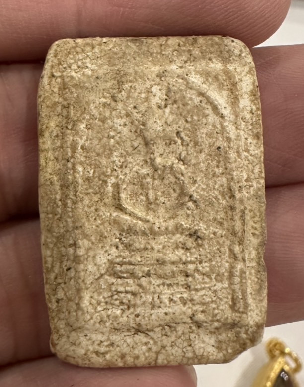 พระสมเด็จวัดเกศไชโย พิมพ์6ชั้นอกร่อง (หักซ่อม)