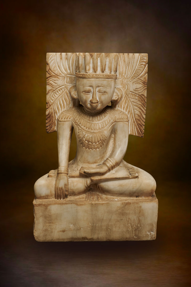 พระพุทธรูป ศิลปะมัณฑะเลย์ นั่งปางมารวิชัย ปี 2295 – ปี 2428 เนื้อหินแกะลงสี (หน้า 6 นิ้ว)