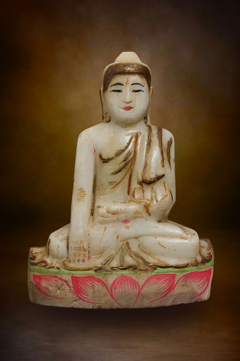 พระพุทธรูป ศิลปะมัณฑะเลย์ นั่งปางมารวิชัย ปี 2295 – ปี 2428 เนื้อหินแกะลงสี (หน้า 6 นิ้ว)